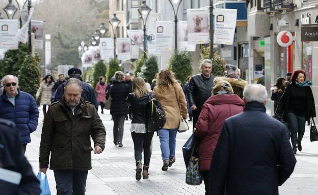 Transeúntes en la calle Santiago en la ciudad de Valladolid