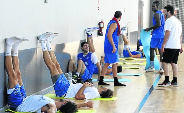 La plantilla estira ante la mirada del preparador físico, Rubén Camacho, al término del entrenamiento de ayer en el Mariano Haro.