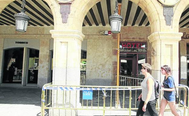 Zona apuntalada de la Plaza Mayor por el desprendimiento de una viga en agosto del año pasado.