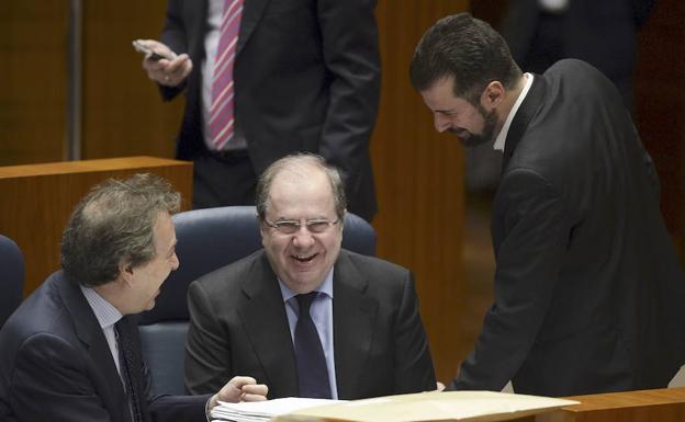 José Antonio De Santiago-Juárez, Juan Vicente Herrera y Luis Tudanca, en una sesión plenaria de las Cortes (2016).