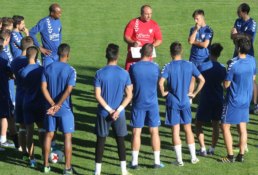 Abraham García dialoga con sus jugadores antes del entrenamiento de este miércoles.