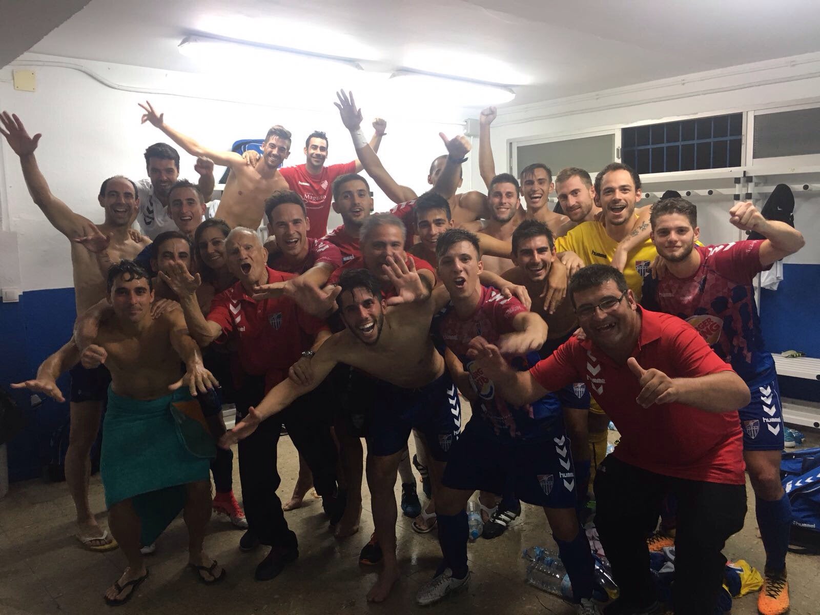 Los jugadores de la Gimnástica Segoviana celebran en el vestuario su pase a la siguiente ronda de la Copa del Rey.