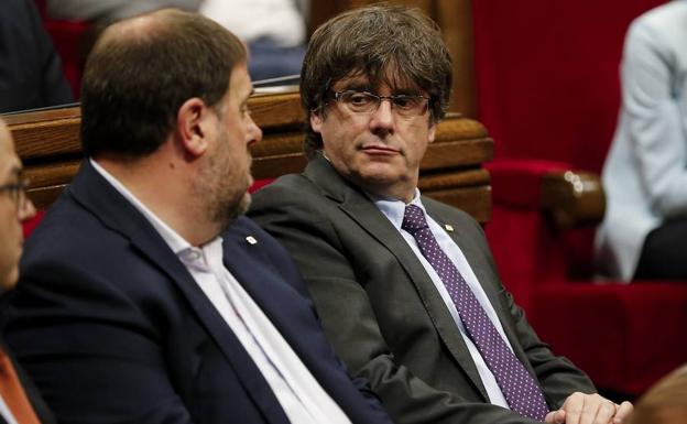 Puigdemont (d) mira a Junqueras. /Pau Barrena (Afp)