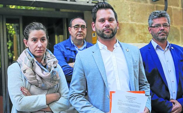 Alejandro González Bueno muestra el escrito entregado ayer a la Fiscalía.