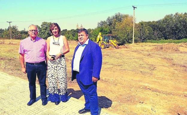 Pedro González, del grupo Ciudadanos, Marta Labrador, concejal de Medio Ambiente y Francisco Miguel García, concejal de Urbanismo.