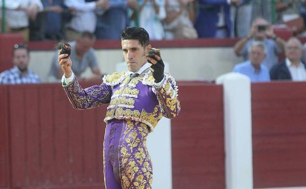 Alejandro Talavante pasea las dos orejas que ha cortado al último de la tarde.