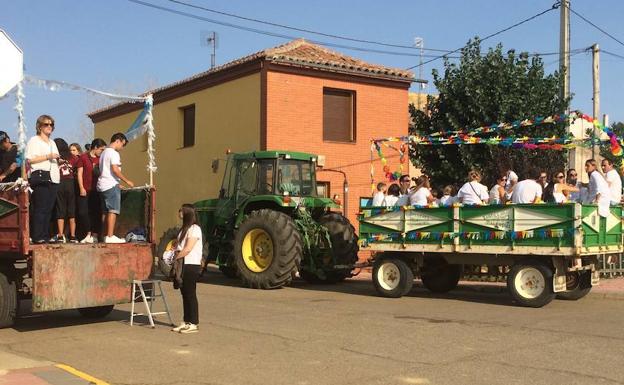 Los remolques que transportan a las peñas hasta Carejas.