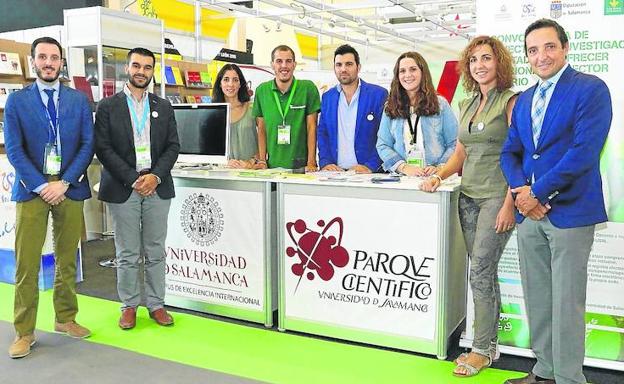 De izquierda a derecha, Eliazar García Gómez y David Franco (Tego Legal), Elena Rodríguez y Carlos Guillermo García (Innovatione Agro Food Design), José Abel Bote (Agro Smart Solutions), María García Curto y Elsa García (Neathea) y el vicerrector de Investigación y Transferencia y director del Parque Científico de la Universidad de Salamanca, Juan Manuel Corchado Rodríguez.