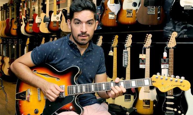 Fito Robles, conocido como Siloé, con una guitarra