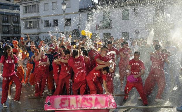 Las peñas y pandas volverán a poner la alegría y el color a las calles.