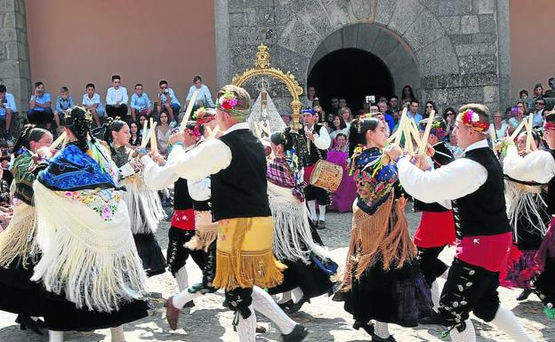 Tanto chicos como chicas bailaron los paleos ante la Virgen y la multitud de público asistente.