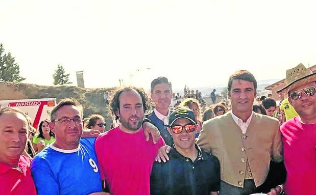 Jesulín de Ubrique, junto a vecinos y peñistas de Baltanás.