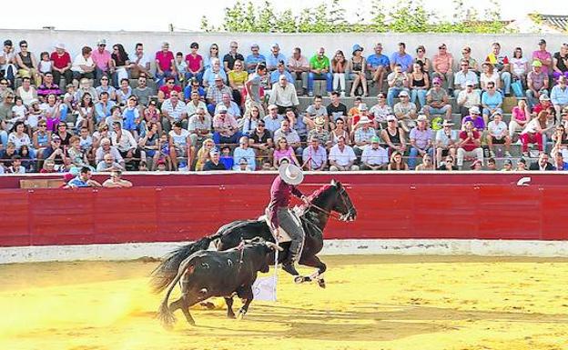 La plaza de toros La Vega de Villoria contó ayer con un espectáculo de rejoneo a cargo de Roberto Armendáriz y Ana Rita.