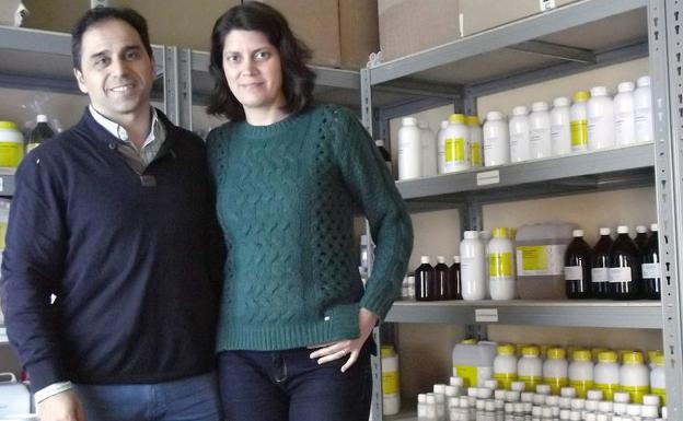 Alberto y Vanesa, en el interior de su establecimiento.