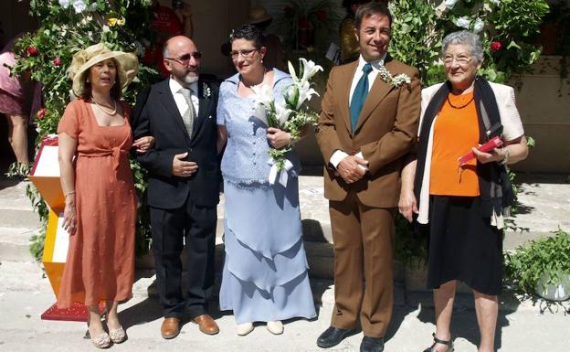 Los contrayentes y los padrinos de la boda 'vintage, ayer en Vallelado.