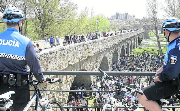 Dos policías turísticos vigilan la zona del Puente Romano durante el Lunes de Aguas.