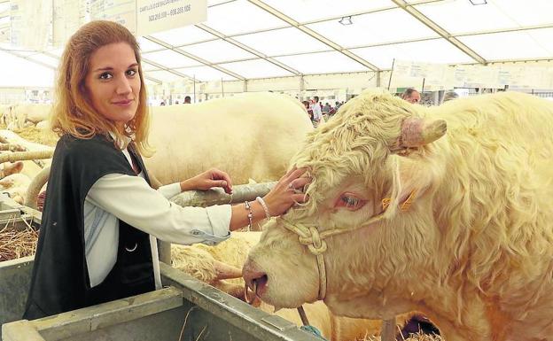 María Corredera, junto a uno de los ejemplares macho que saldrá hoy a subasta.