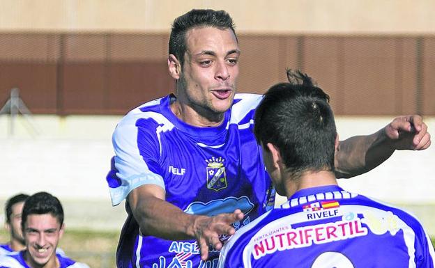 Crespo y Kuko celebran uno de los cinco goles ante el Uxama.