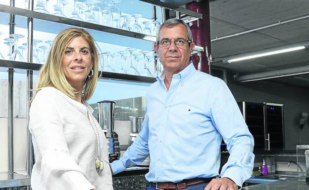 Chabela de la Torre y José Luis García, en la escuela de hostelería.
