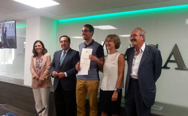 La ministra, en la jornada de Asaja, con uno de los agricultores galardonados.