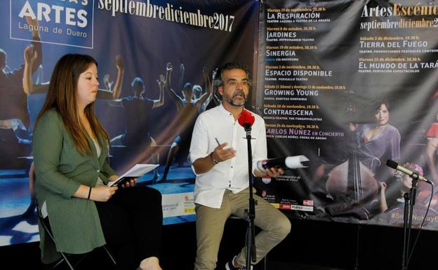 Lucía Castro, concejala de Cultura de Laguna, junto al programador Juan Herrero, en la presentación de la programación en la Casa de las Artes.