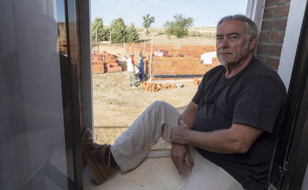 Alfonso Pindado, promotor de un nuevo espacio escénico en Aveinte (Ávila), con la obra al fondo.