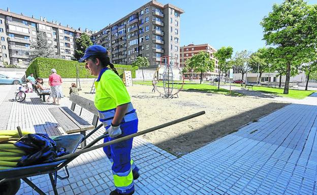 Una operaria municipal trabaja en la calle Alicante, una de las que se renovarán.