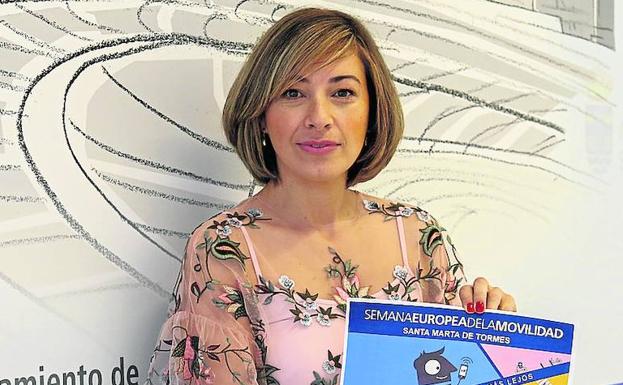 Marta Labrador muestra el cartel de la Semana de la Movilidad.