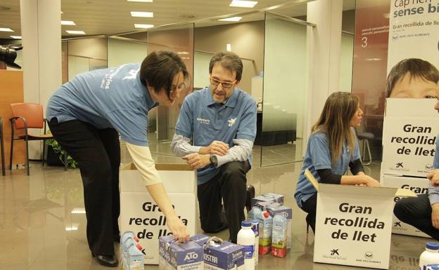 Voluntarios en la recogida de leche de La Caixa