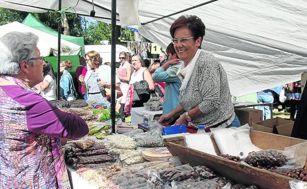 Uno de los puestos de venta instalados en la explanada del santuario del Henar.