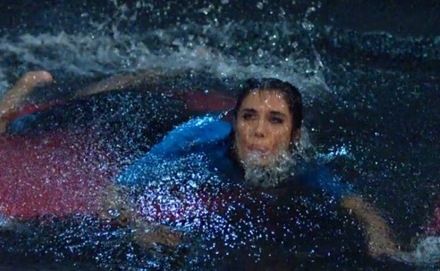 Pilar Rubio en el momento de salir del globo con agua.