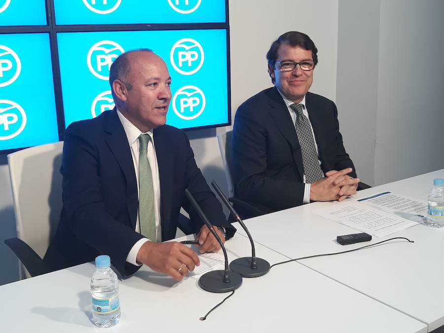 El presidente del PP de Zamora, José María Barrios, y Alfonso Fernández Mañueco, en la sede del partido en Zamora.
