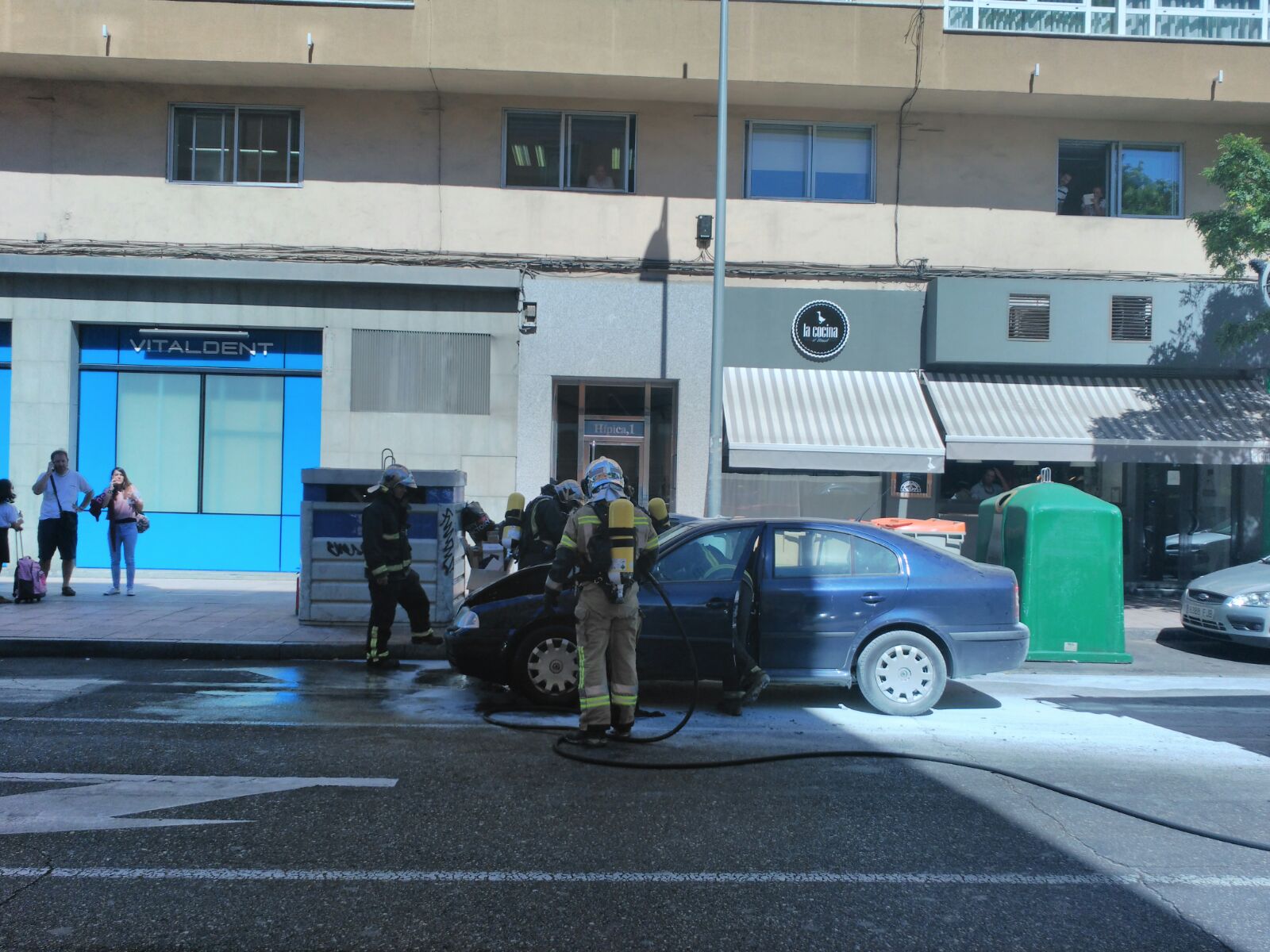 Bomberos sofocan el incendio del coche