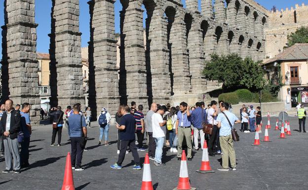 Grupos de turistas dentro de la zona delimitada como espacio de protección del Acueducto en la plaza de Artillería.