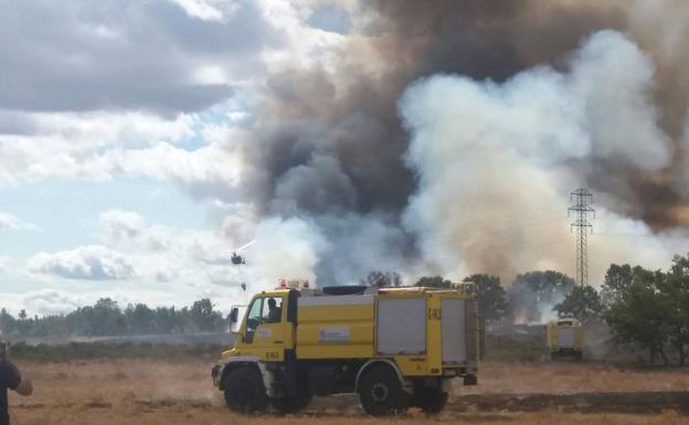Medios aéreos y terrestres trabajan en la extinción del incendio.