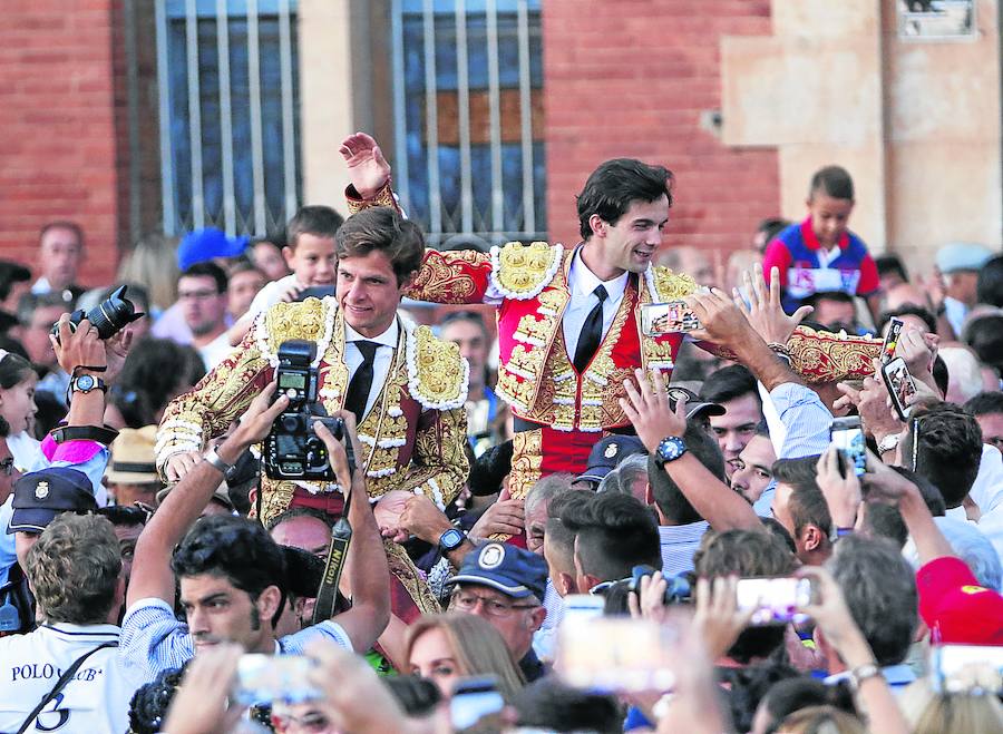 El Juli y Juan del Álamo salen a hombros de La Glorieta.