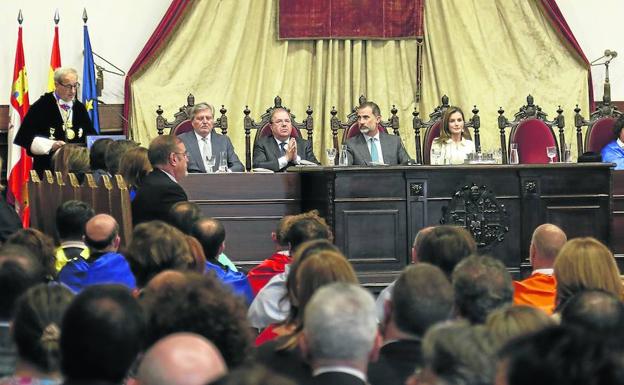 El rector pronuncia su discurso durante la inauguración del nuevo curso universitario ante la presencia, en la mesa presidencial del Paraninfo, de Íñigo Méndez de Vigo, Juan Vicente Herrera, Don Felipe y Doña Letizia. /LAYA
