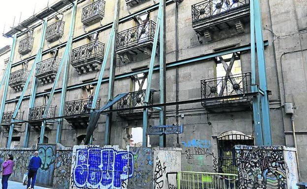 Edificio de la Rúa tras el que se encuentran los restos.