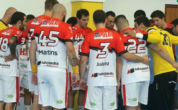 Jugadores del BM Nava, durante un tiempo muerto.
