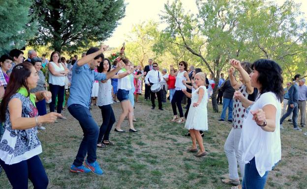 Los vecinos bailan en las fiestas de Valdecañas.