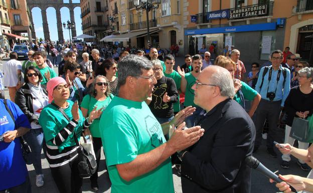 Miembros de la plataforma Afectados por la Hipoteca en Segovia dialogan con el concejal Alfonso Reguera.