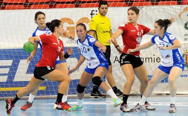 La ex del Aula, Amaia, circula con el balón ante la defensa de Rafaela, O'Mullony y Cecilia.
