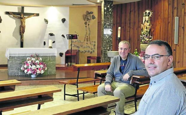 Juan Andrés Martín y Tomás Gil, en el interior de la parroquia del Nombre de María.