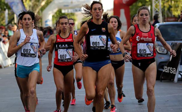 Solange Pereira (002) y Jacqueline Martín (001) encabezan la milla femenina.