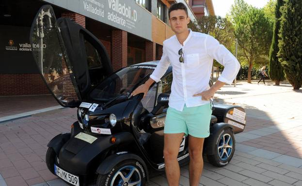 Bandick Henri Jürs posa con su Twizy