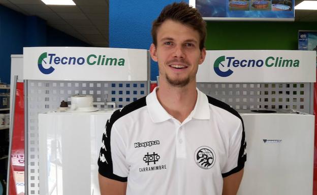 El austriaco Max Hopfgartner, en su presentación en las instalaciones de TecnoClima. /El Norte