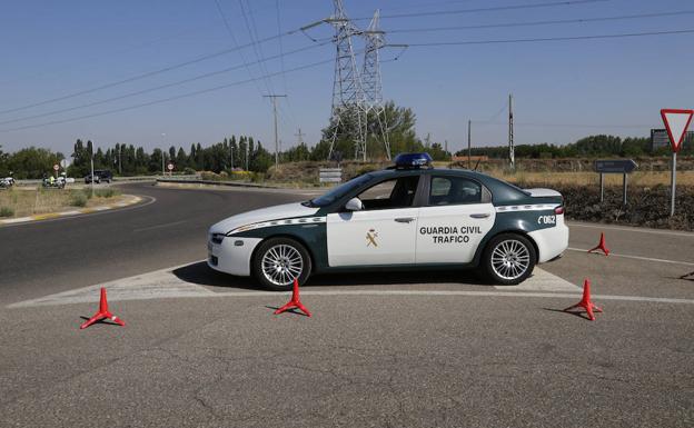 Coche de la Guardia Civil de Tráfico, en un control. /Antonio Quintero