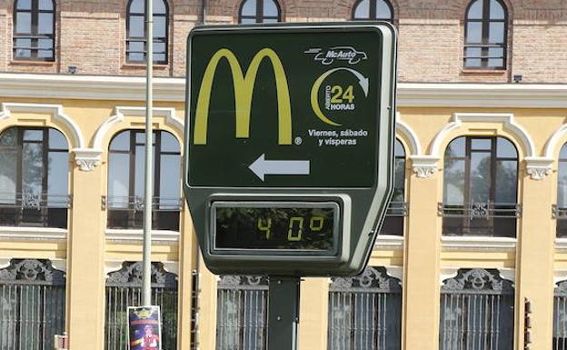 Termómetro de la plaza León el pasado mes de agosto. /Antonio Quintero