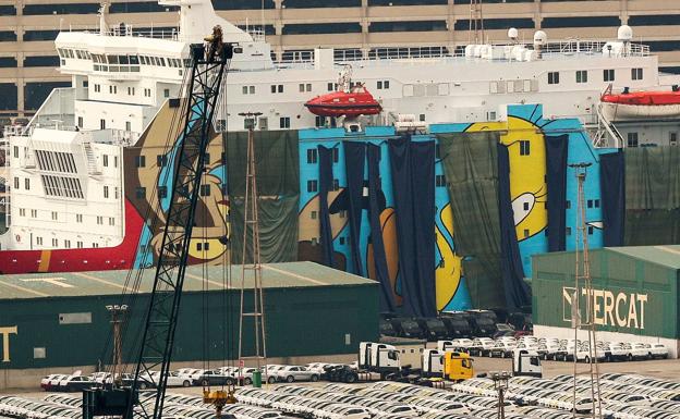 Uno de los ferrys contratados por Interior. /Reuters
