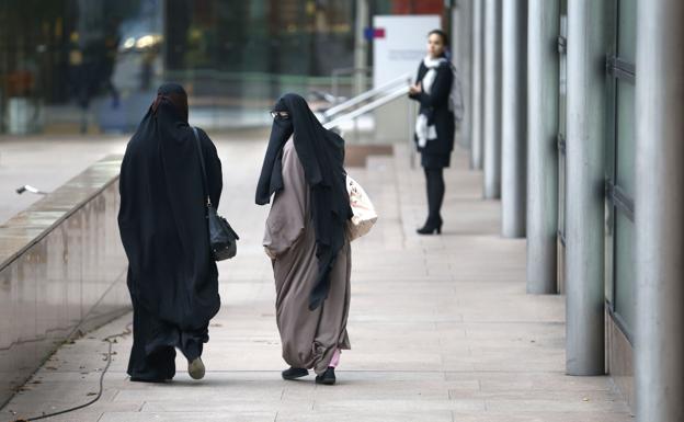 Dos mujeres, llevando un burka./Afp